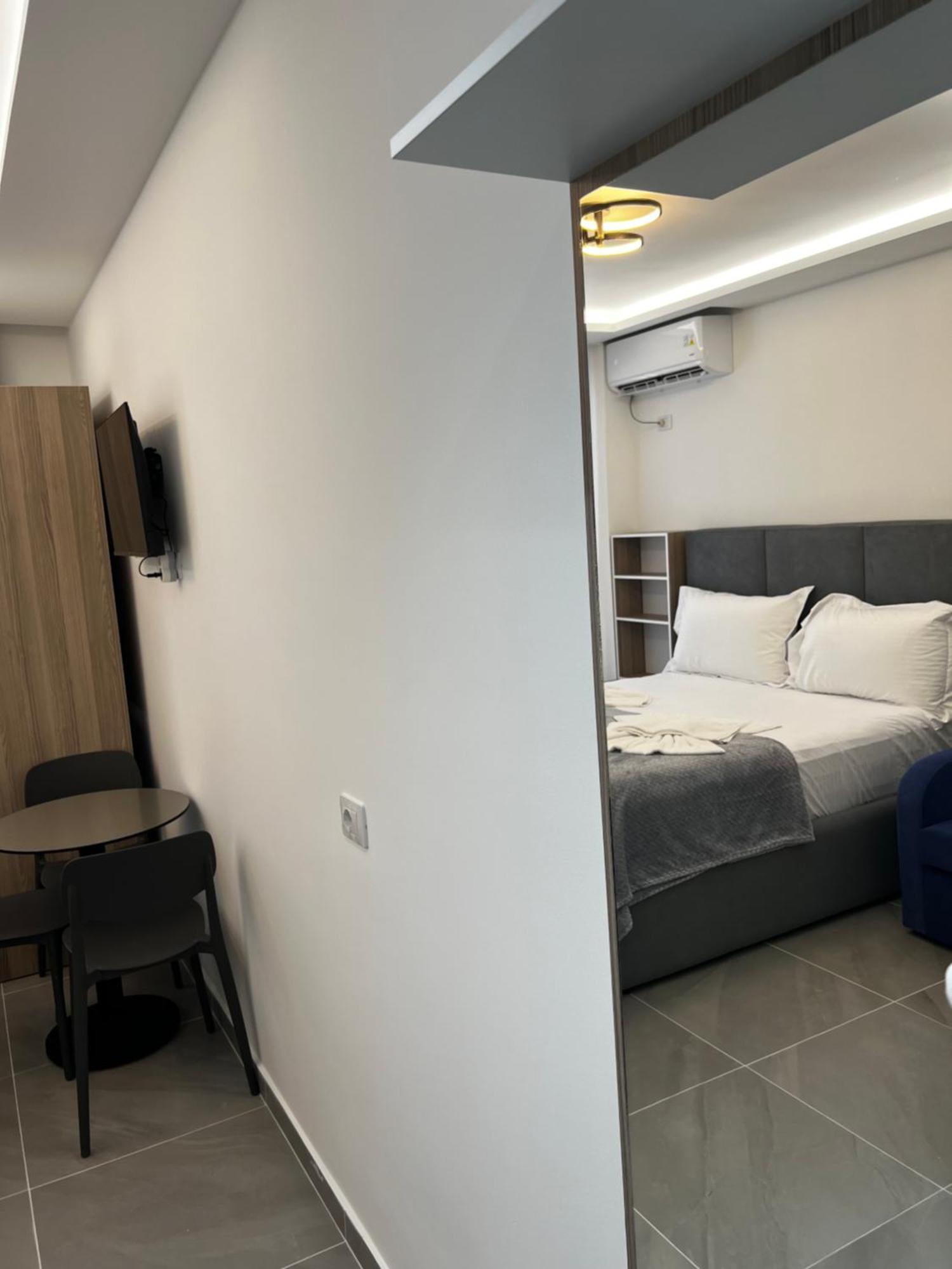 D&D Hotel Shëngjin Exteriör bild